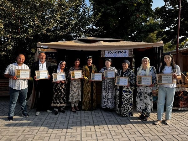 Согдийские ремесленницы представили национальную одежду на Международном фестивале атласа и адраса  

