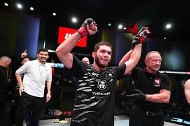 Таджикский боец Нурулло Алиев одержал победу на первом турнире UFC 2025 года 

