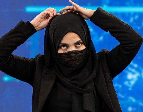 Толибон хабархонии занон дар радио ва телевизионро манъ карданд